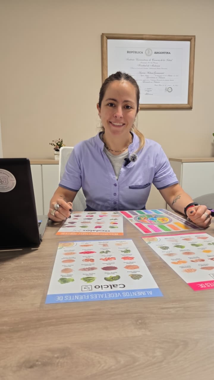 Andrea en su consultorio, junto a material educativo de nutrición